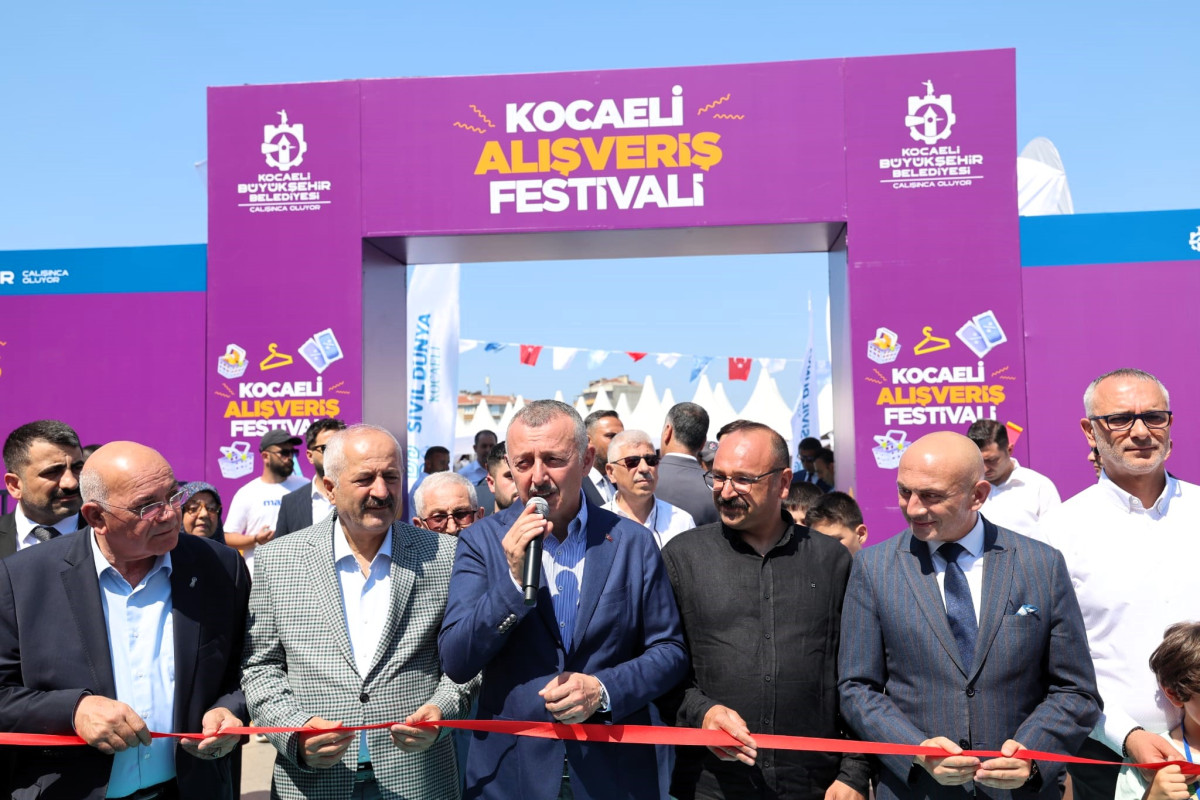 Kocaeli (TÜHA) Bürosu: Kocaeli Büyükşehir Belediyesi öncülüğünde 130 esnafın katılımıyla kurulan Gebze Alışveriş Festivali, Kent Meydanı’nda kapılarını açtı.