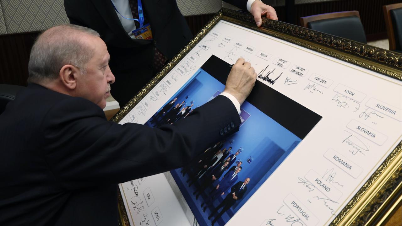 Liderler, 36. NATO Devlet ve Hükümet Başkanları Zirvesi'nde çekilen aile fotoğrafını imzaladı