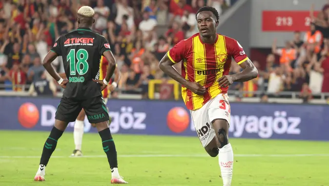Göztepe'de gözler satışı gündemde olan oyunculara çevrildi.  Bristol City'den İrlandalı Sinclair Armstrong ve Gremio'dan Brezilyalı Andre Henrique'yi kadrosuna dahil etti