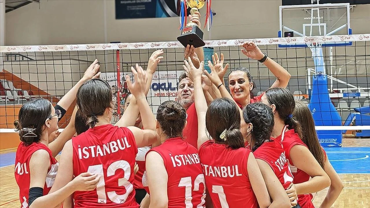 2026 FIVB Milletler Ligi şampiyonu A Milli Kadın Voleybol Takımı Filenin Sultanları, kupayla yurda döndü