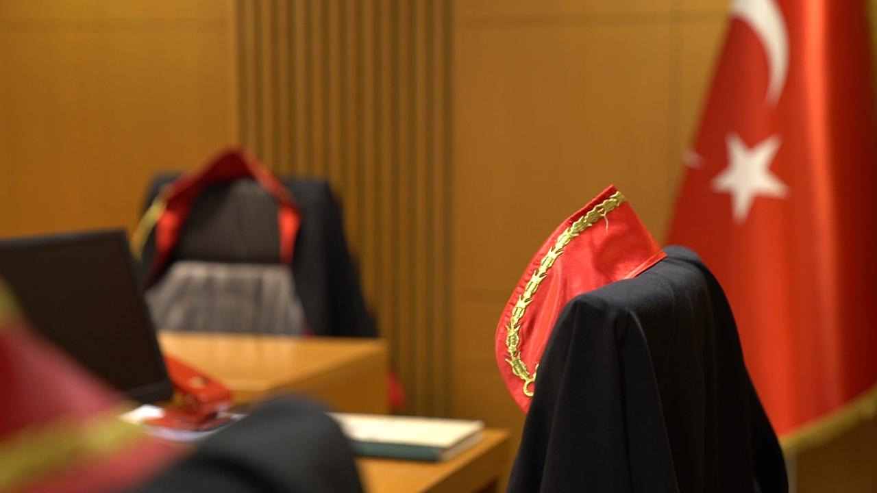 2026 yılında HSK tarafından 525 hakim ve savcı hakkında işlem yapıldığını, bu kapsamda 84 kişinin meslekten ihraç edildi