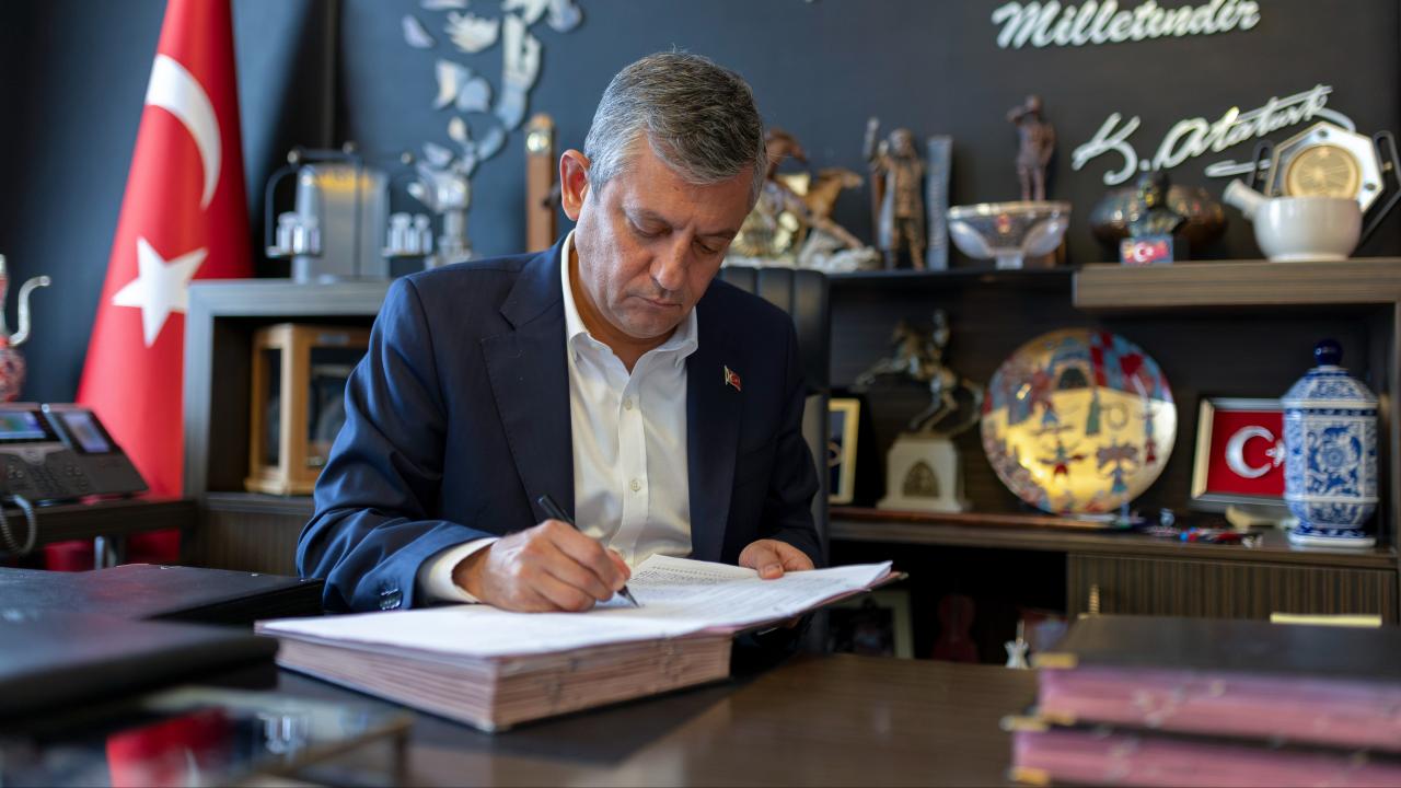 Özgür Özel Yeni Parti’nin kuruluş evraklarını imzalayarak ve 90 vekil CHP'den istifa etti