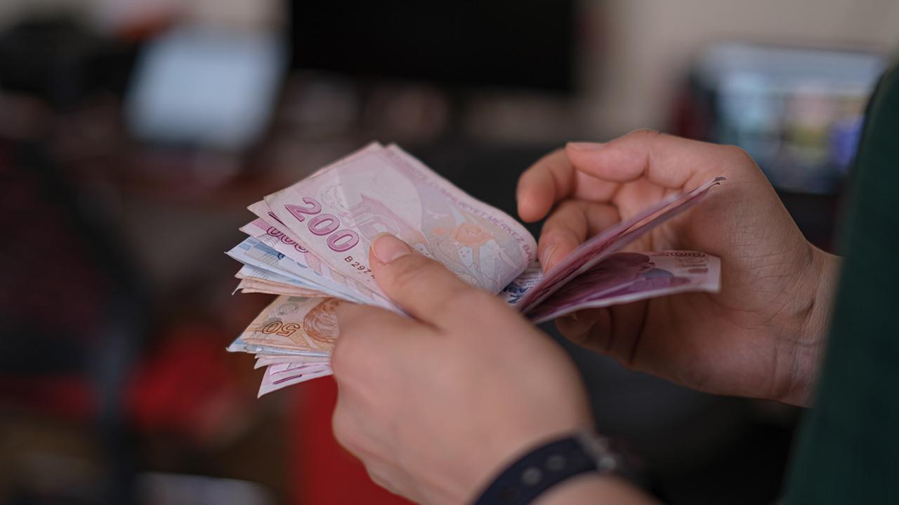 S&P Global Ratings'in Türkiye ekonomisine ilişkin yayımladığı analizine göre, (TCMB) döviz rezervlerini kısmen yeniden oluşturmasını sağladı